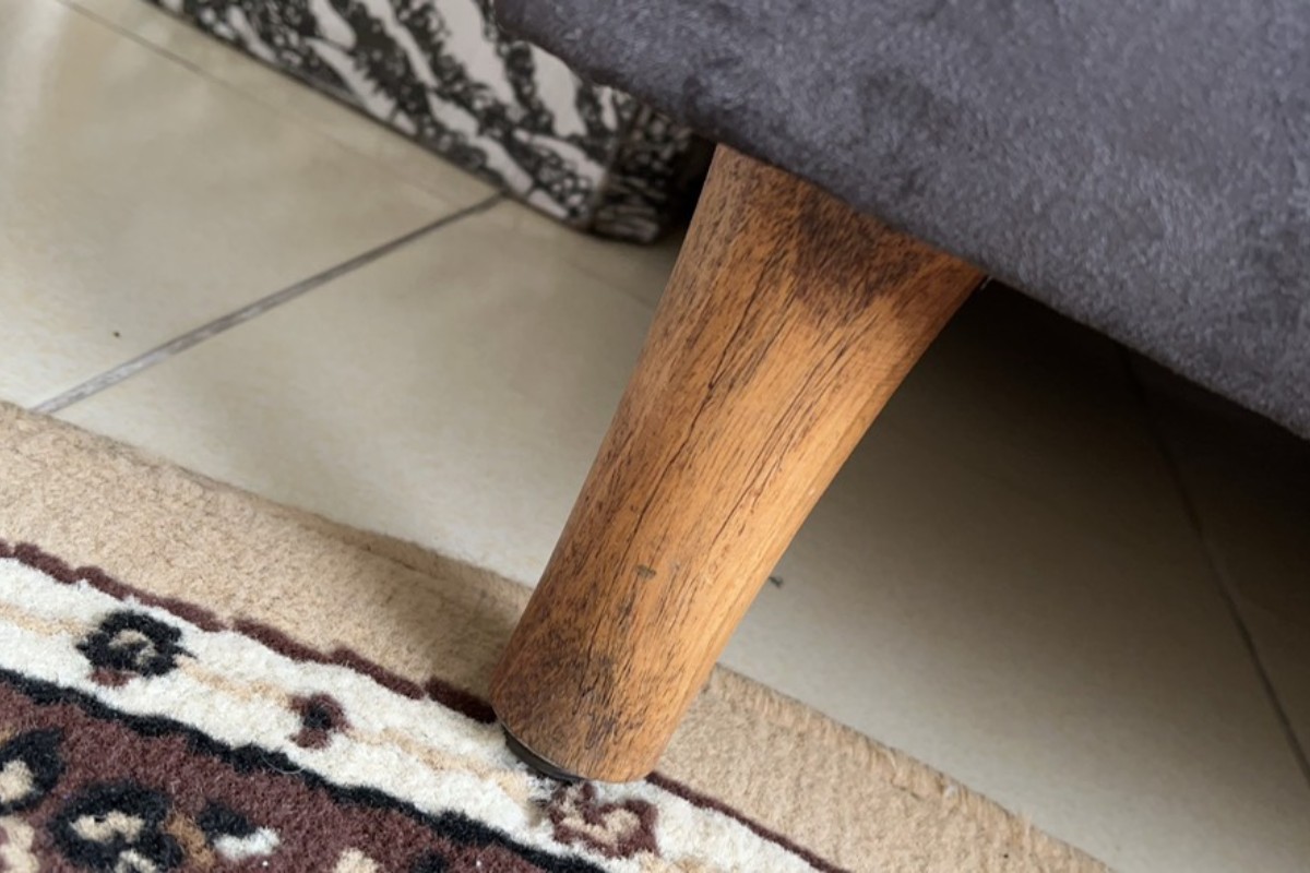 Cách sửa chân ghế sofa bị bập bênh