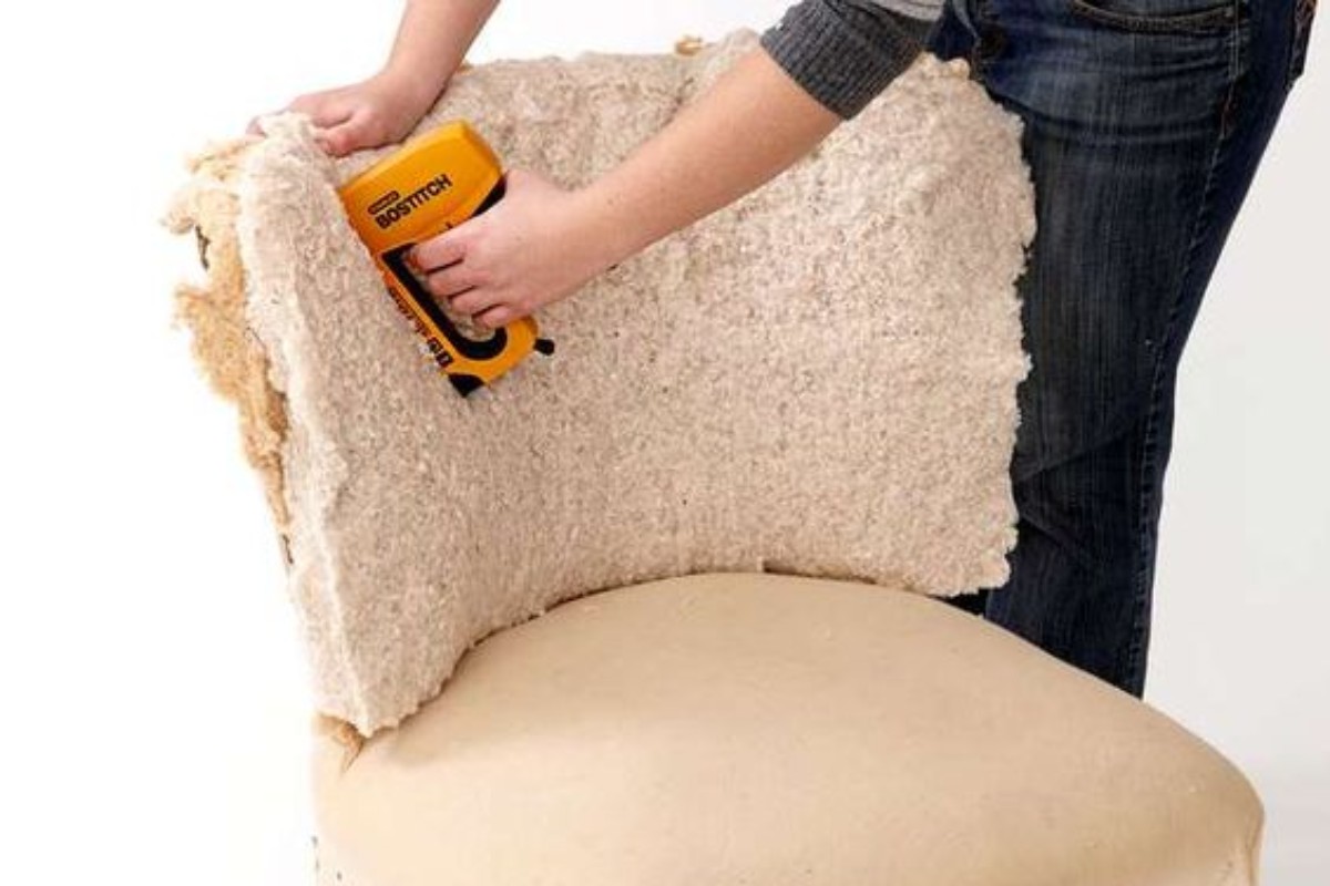 Tháo vải bọc ghế cũ ra