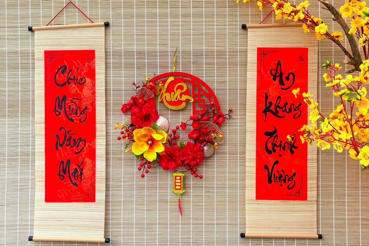 Trang trí tết văn phòng với câu đối đỏ