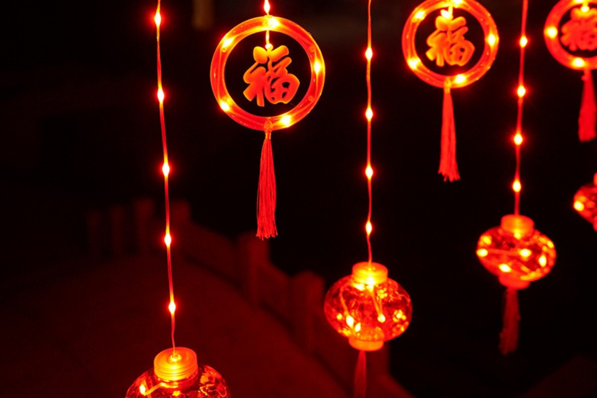 Trang trí tết văn phòng bằng dây LED rực rỡ