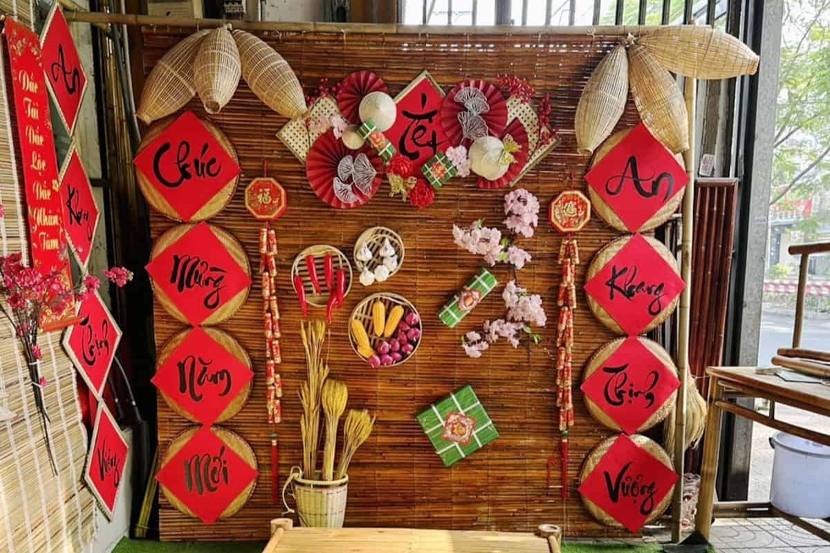 Trang trí tết văn phòng bằng mành tre