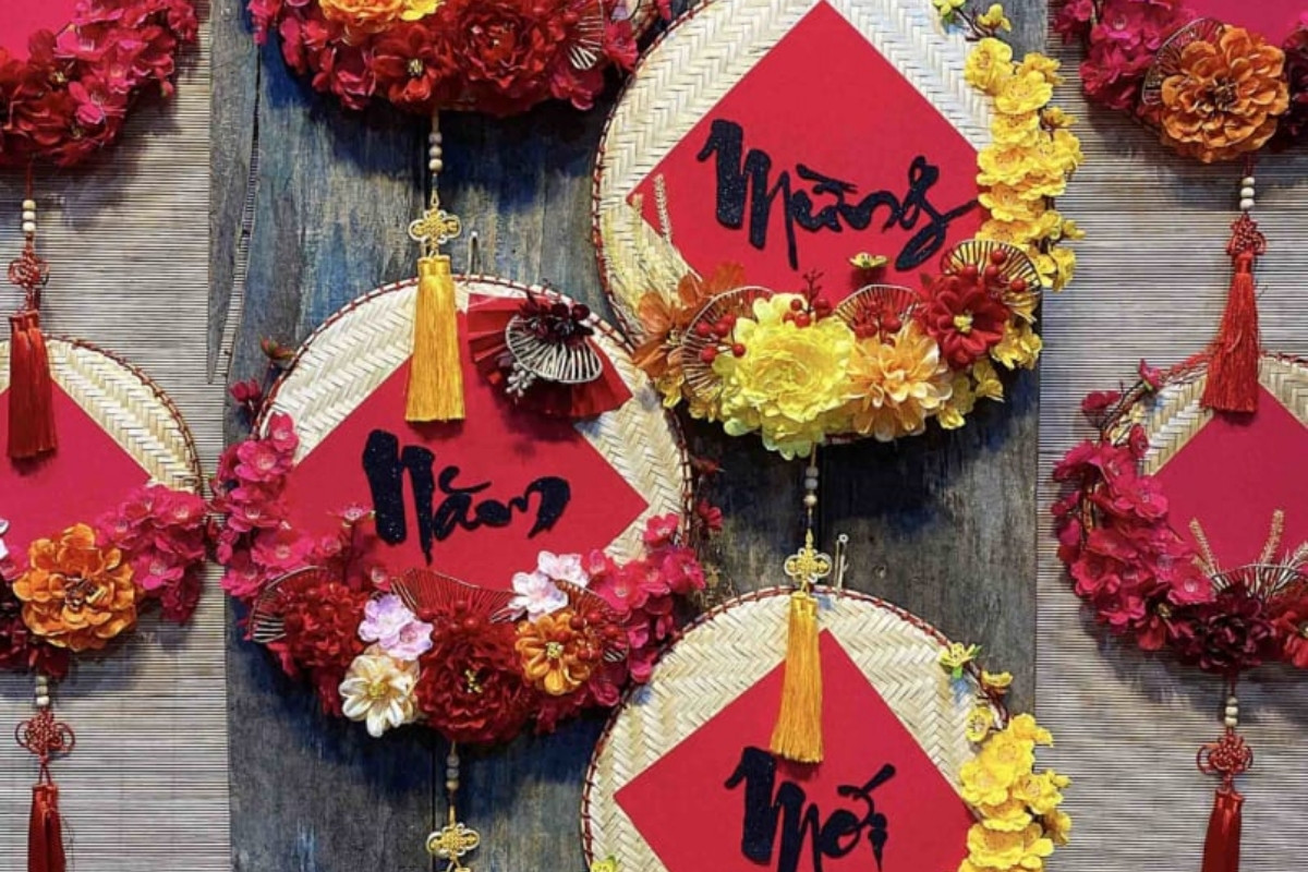Decor trang trí Tết văn phòng bằng mẹt tre đơn giản