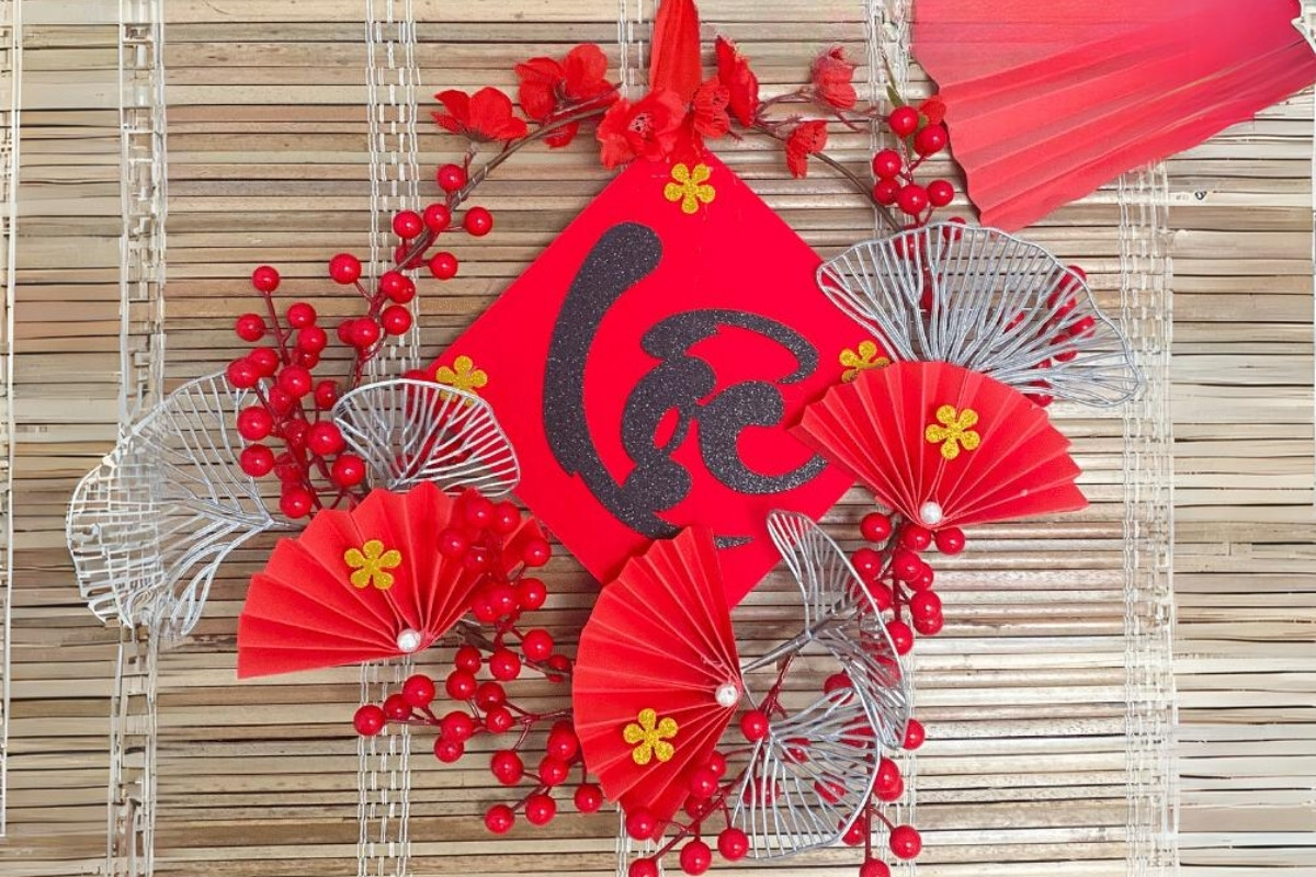 Trang trí tết văn phòng bằng vòng hoa đào đỏ