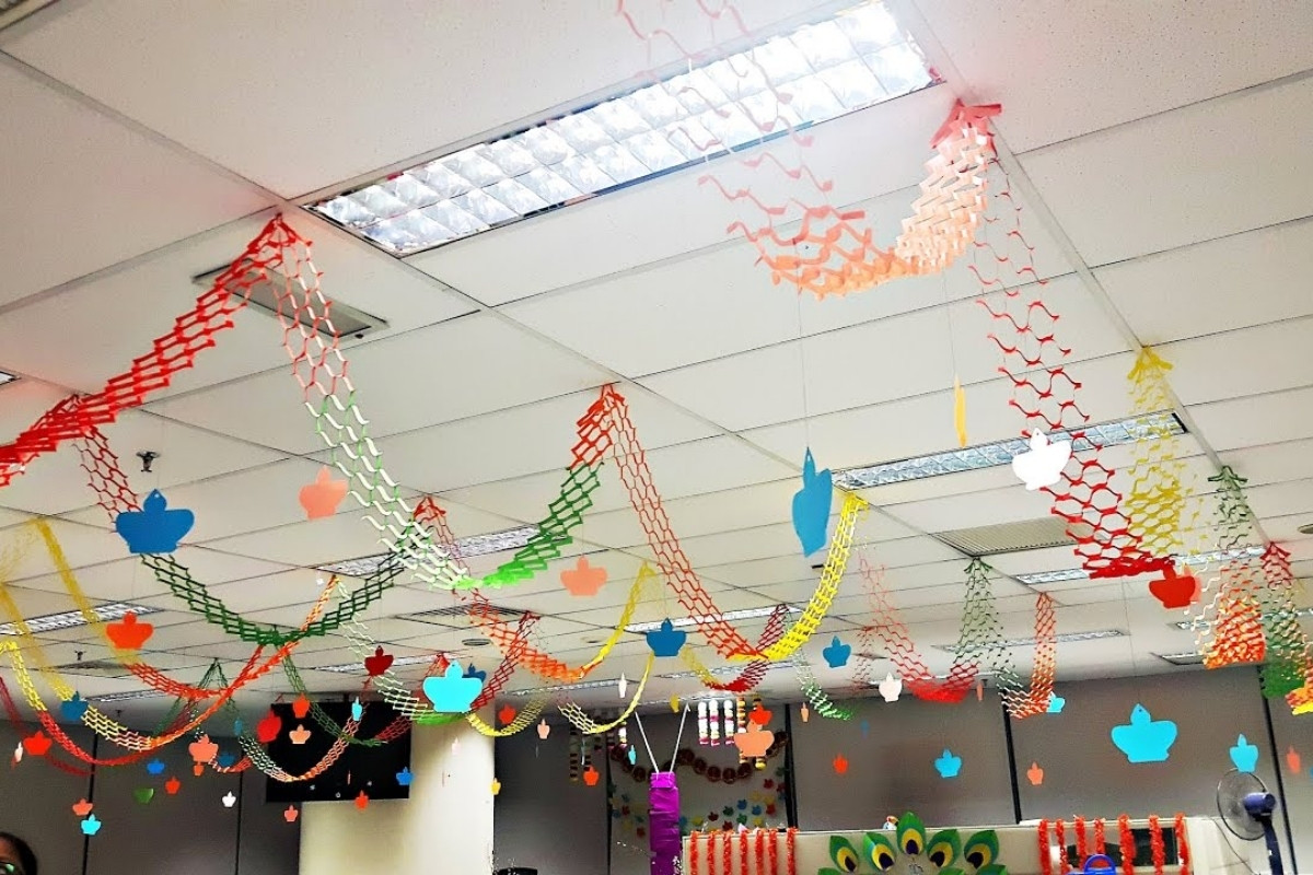 Trang trí trần nhà văn phòng đón tết 
