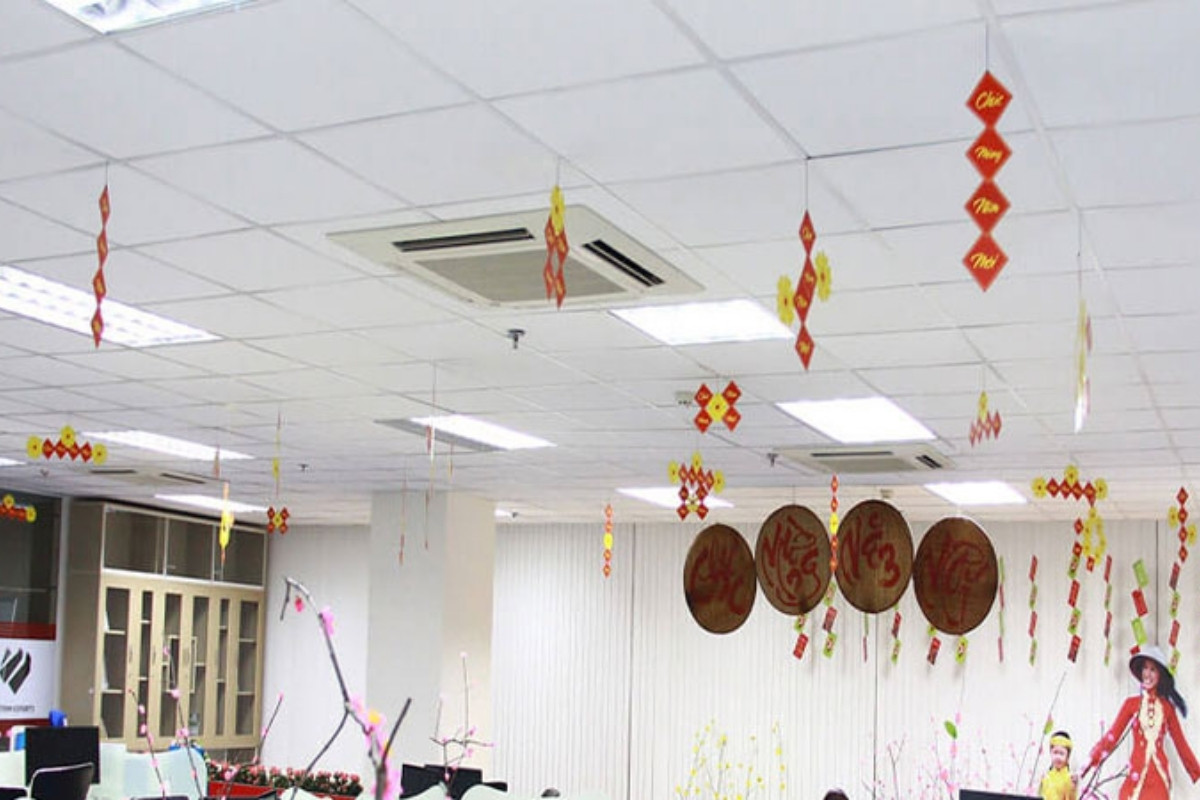 Trang trí trần nhà văn phòng đón tết