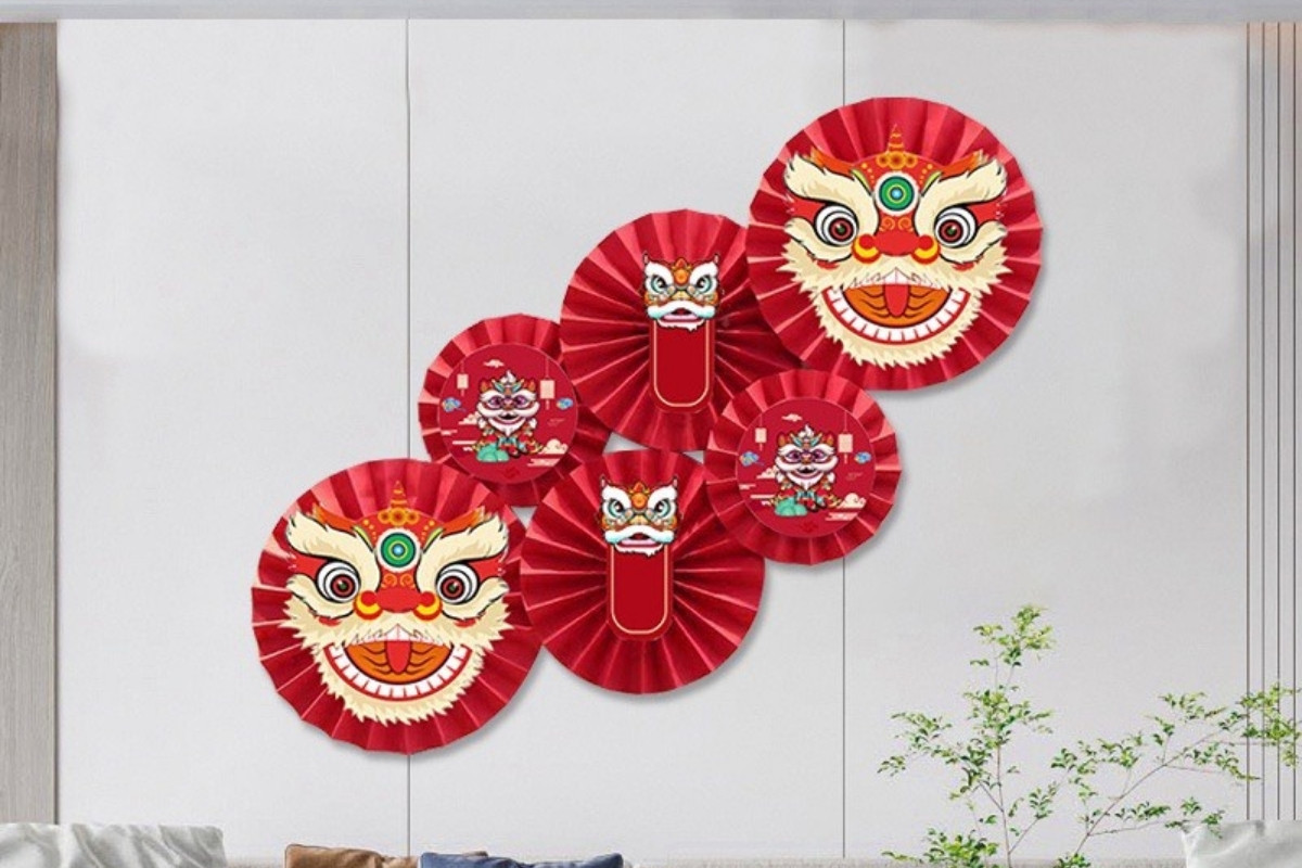 Trang trí tết văn phòng bằng quạt giấy