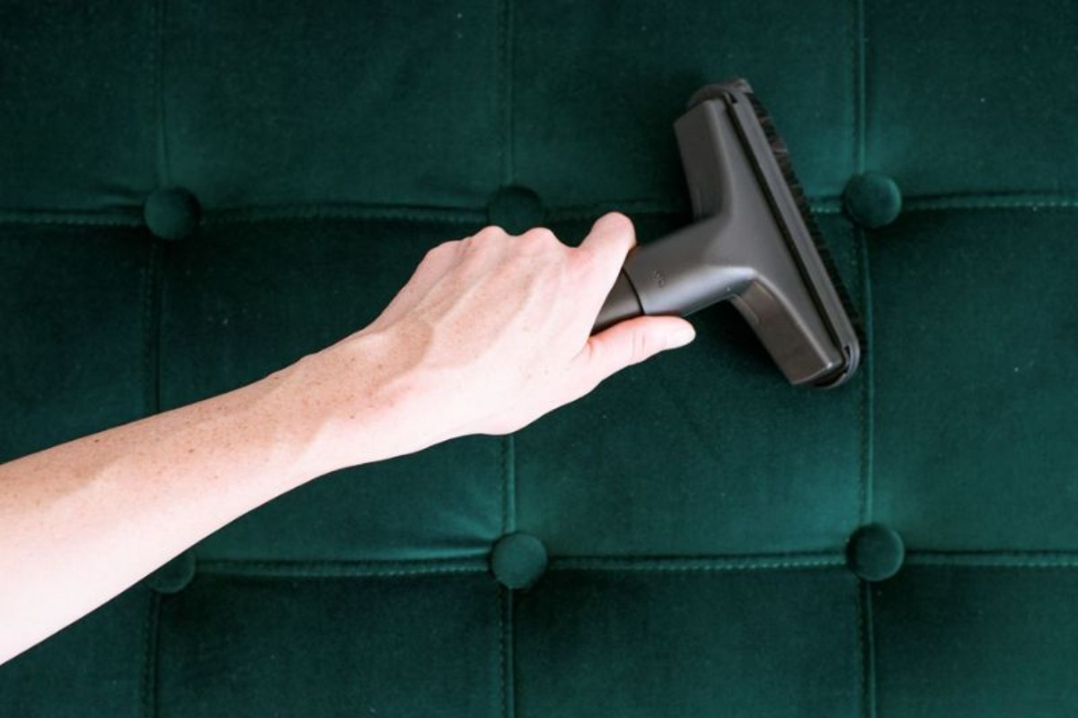 Hướng dẫn cách vệ sinh sofa nhung đúng cách