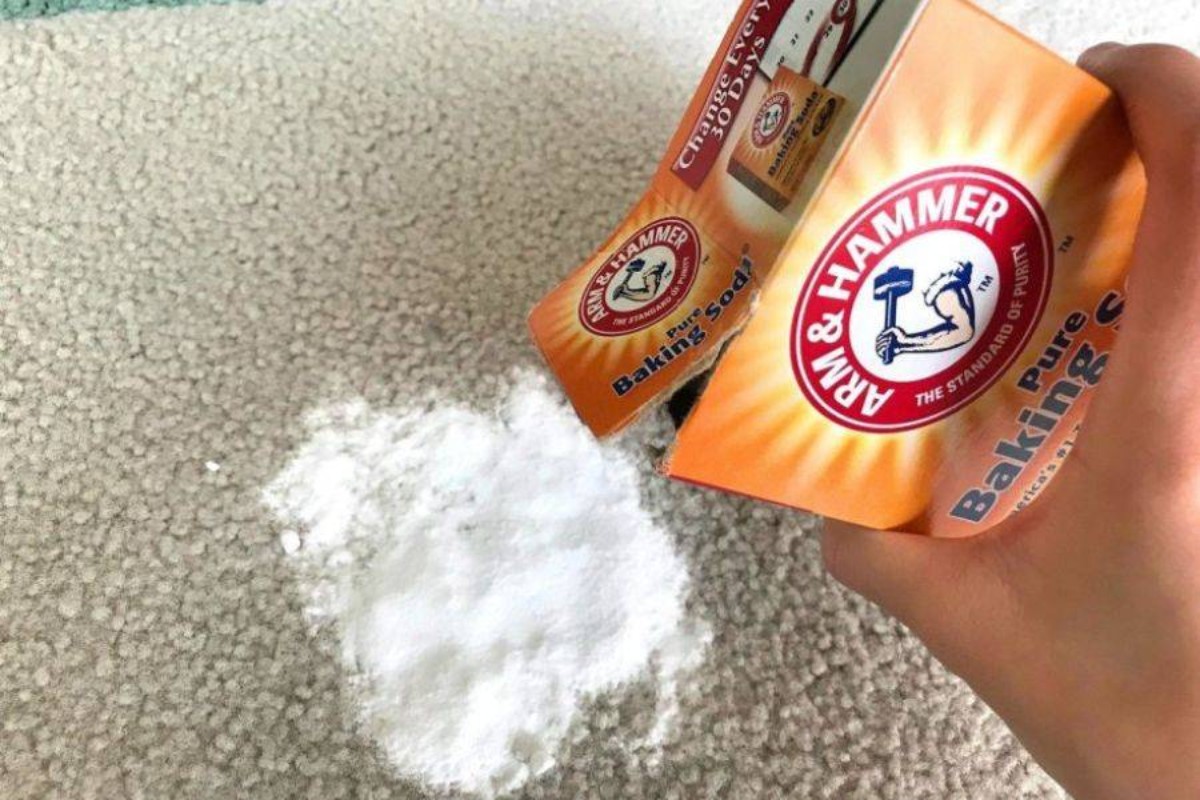 Tẩy vết cafe trên ghế sofa bằng baking soda