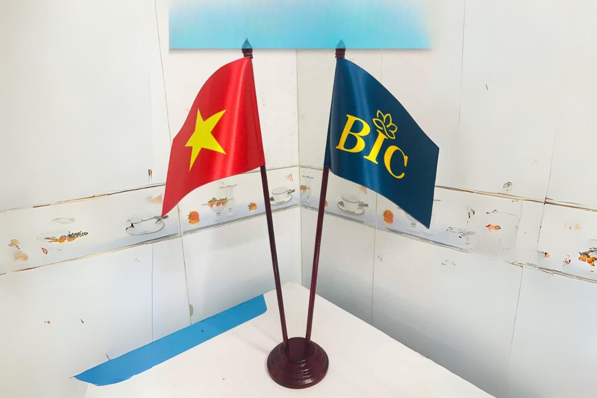 Cờ để bàn làm việc được may tỉ mỉ