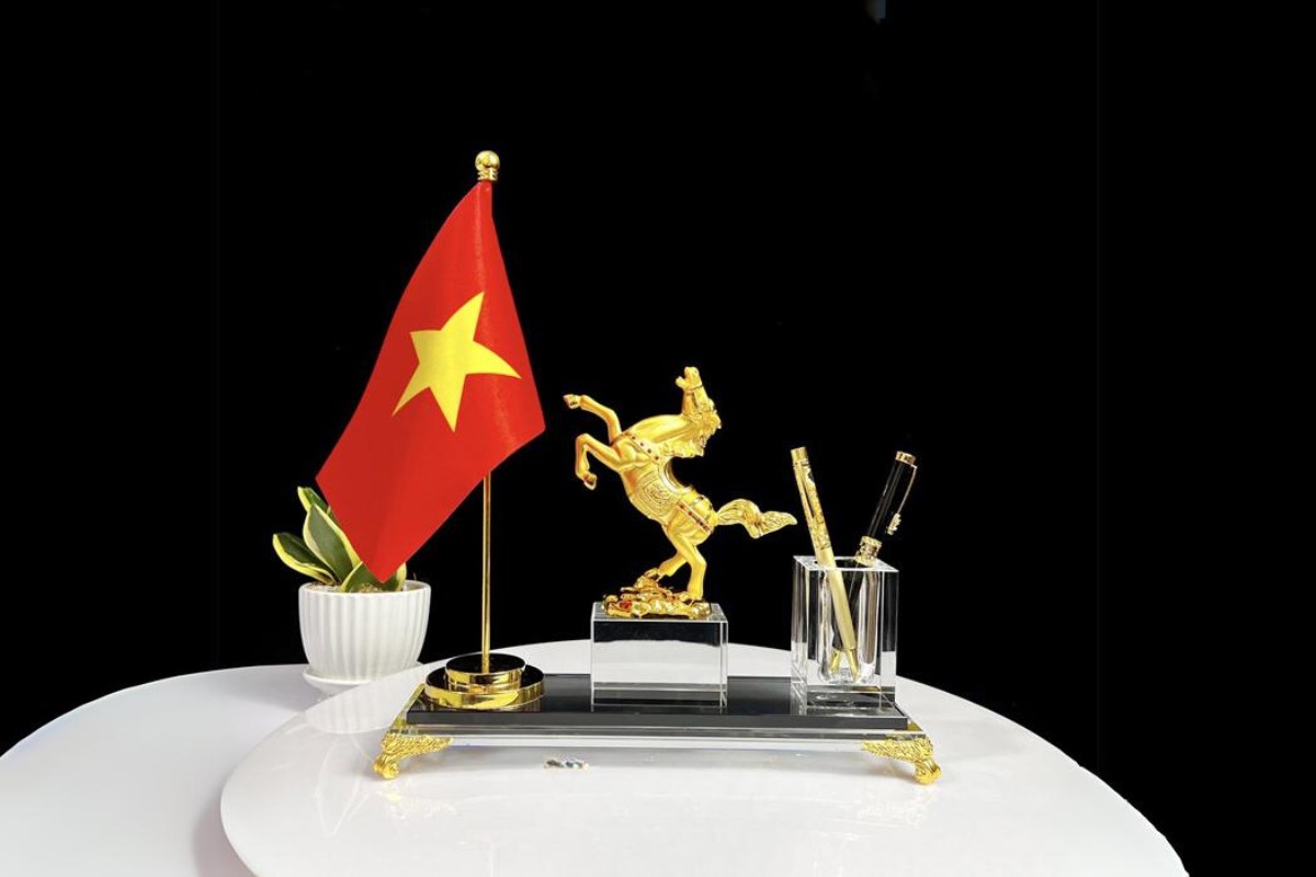 Cờ để bàn làm việc đế inox
