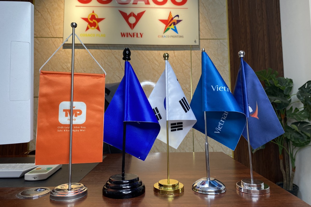 Cờ để bàn làm việc trong lễ ký kết