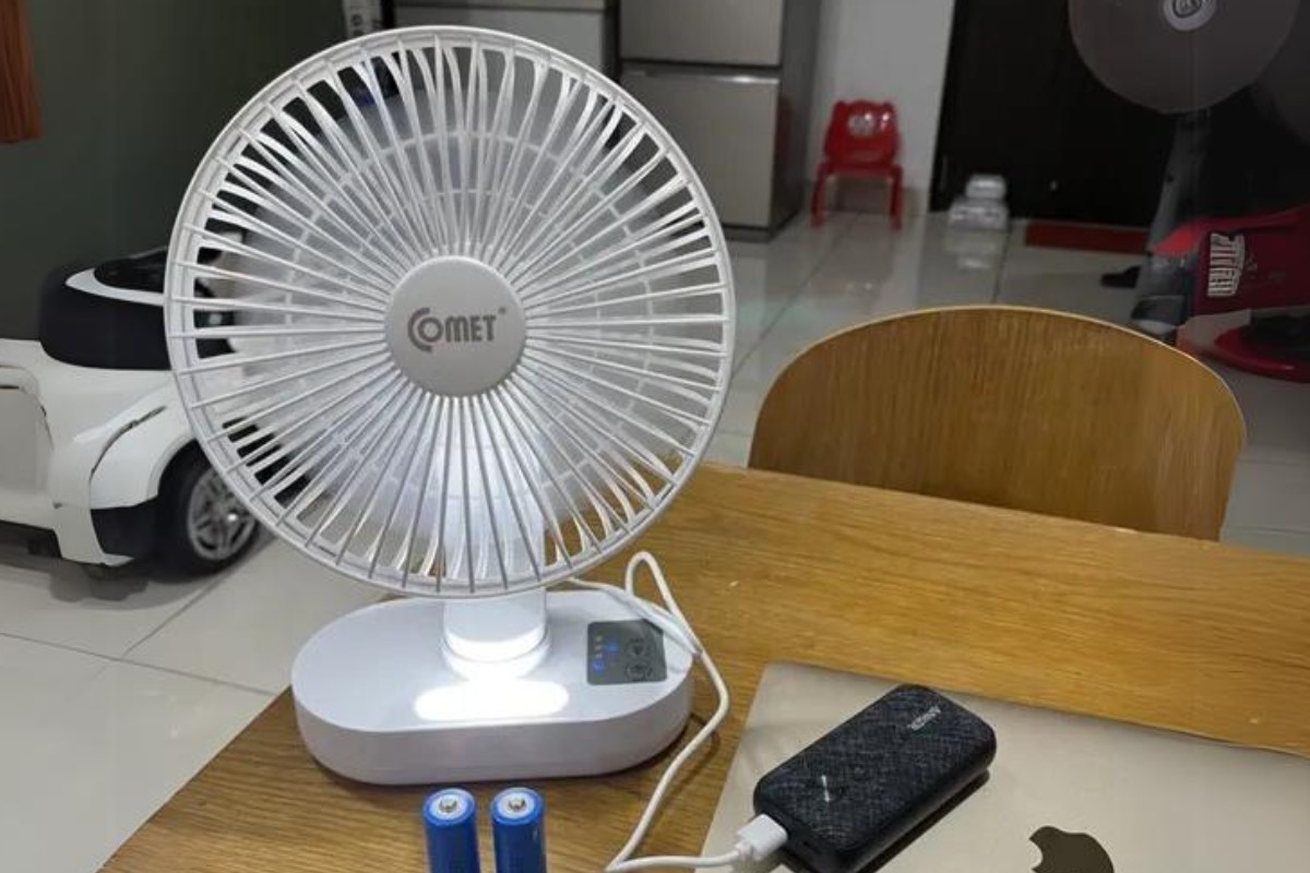 Quạt để bàn sạc có đèn Comet CRF1406