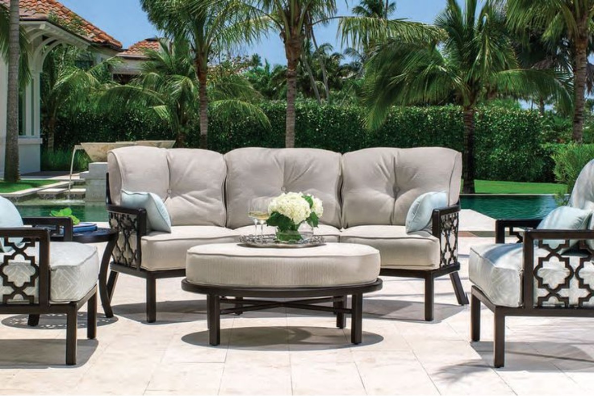 Sofa ngoài trời tạo điểm nhấn cho không gian sân vườn