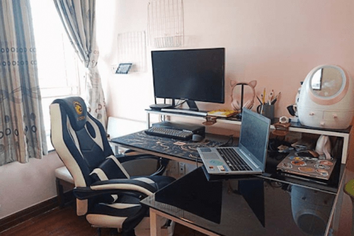 Bàn gaming mặt kính sang trọng