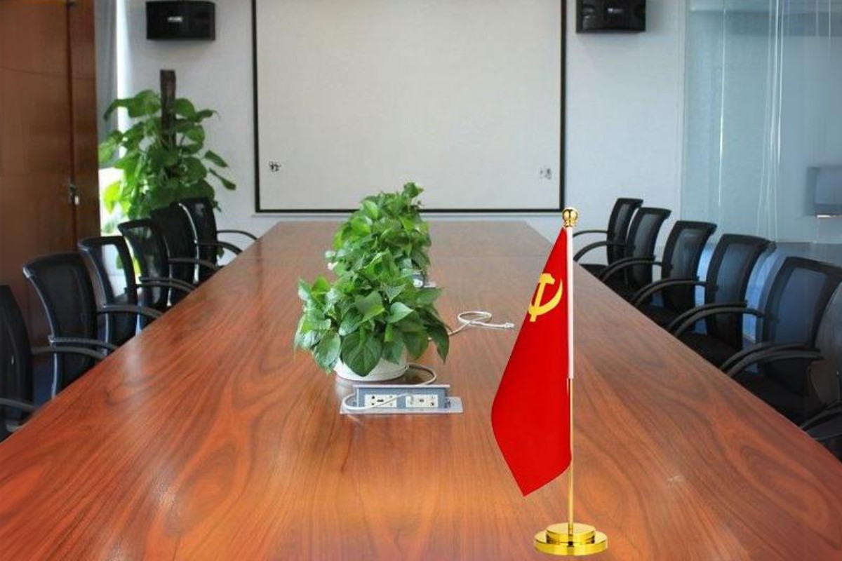 Cờ để bàn làm việc phù hợp với nhiều không gian