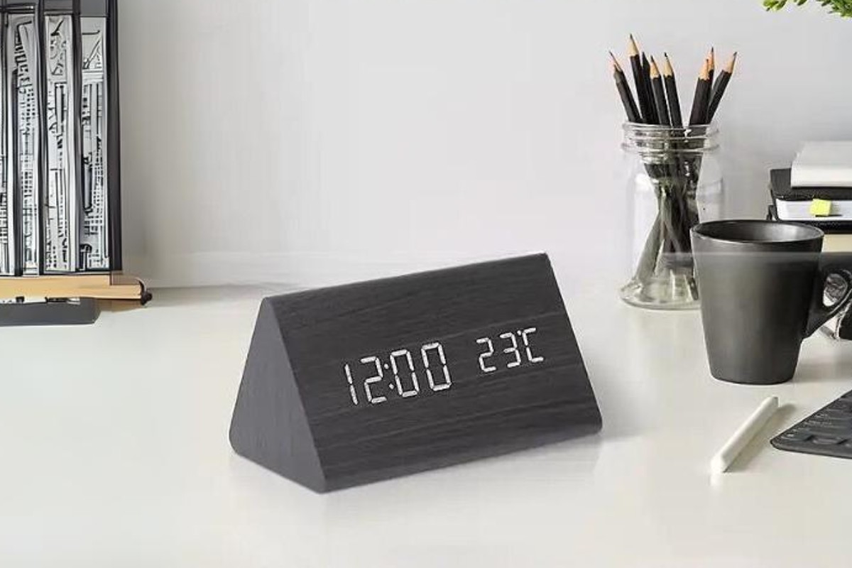 Đồng hồ để bàn khối tam giác