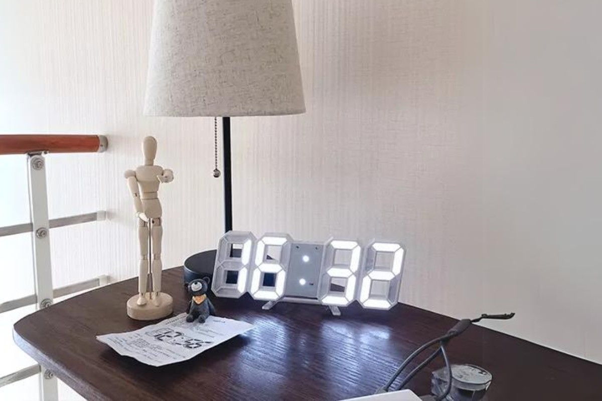 Đồng hồ để bàn tích hợp đèn LED