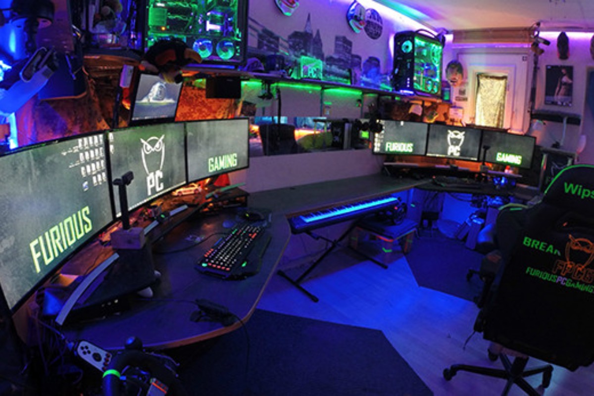 Bàn gaming trưng bày mô hình
