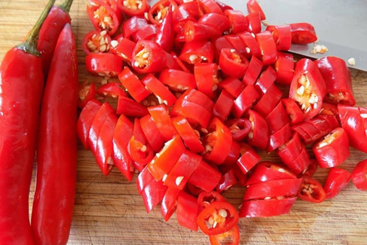 Trị mối ăn gỗ bằng ớt tươi