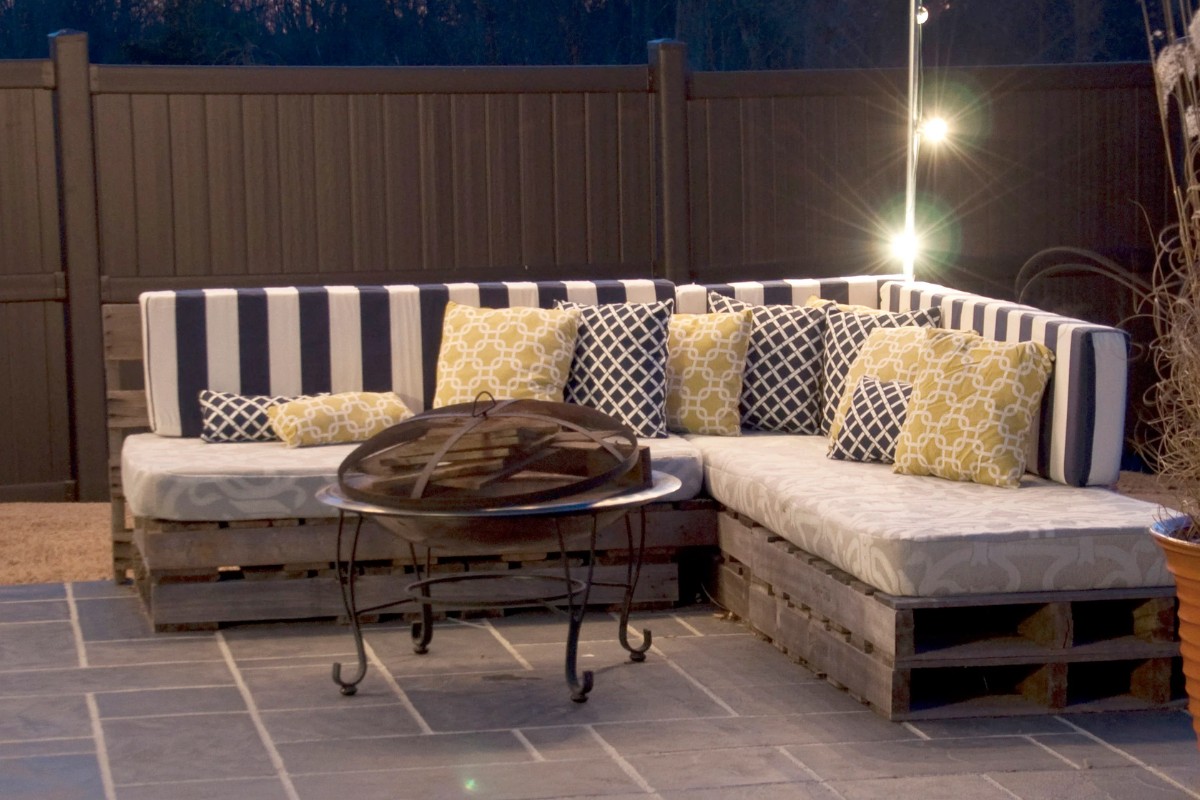 Sofa gỗ pallet ngoài trời mộc mạc