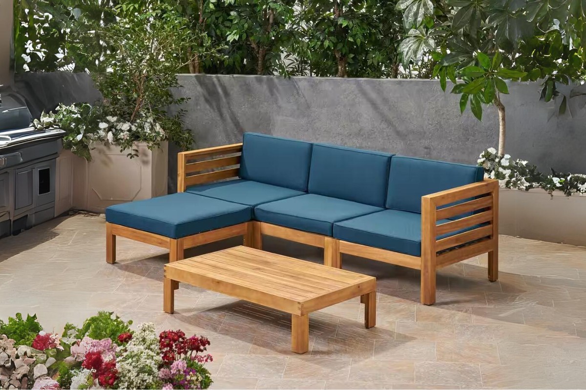 Sofa gỗ ngoài trời với hệ khung chắc chắn