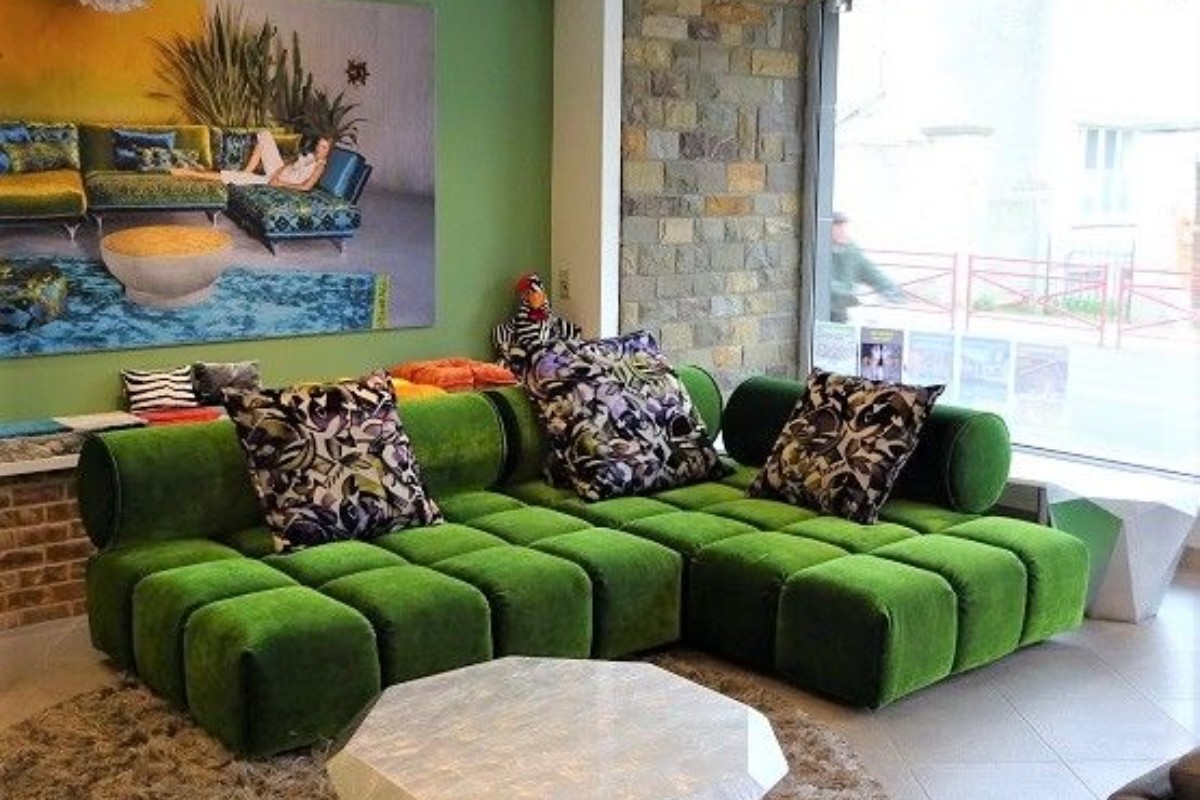 Mẫu 11: Sofa nhung phá cách