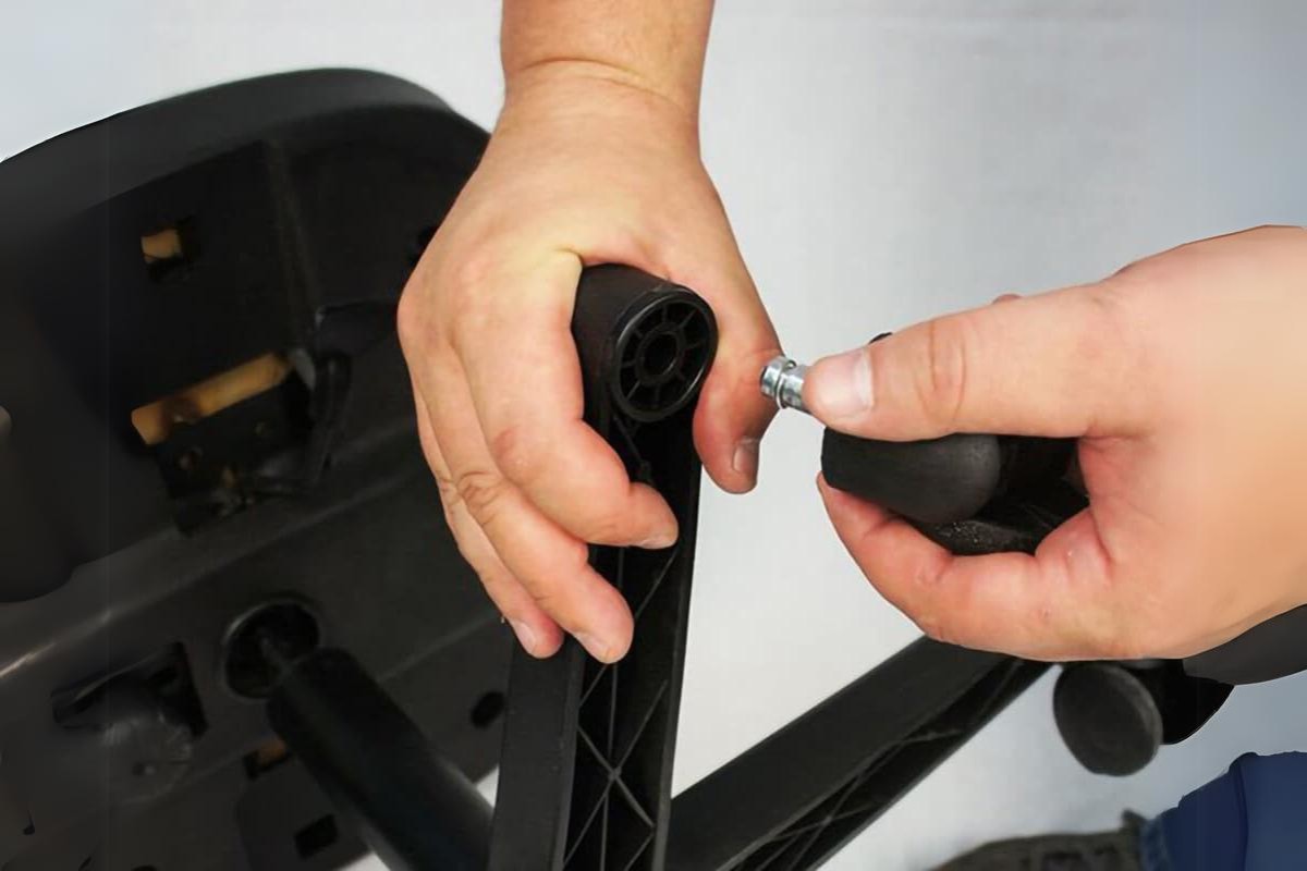 Tháo rời các bộ phận của ghế xoay