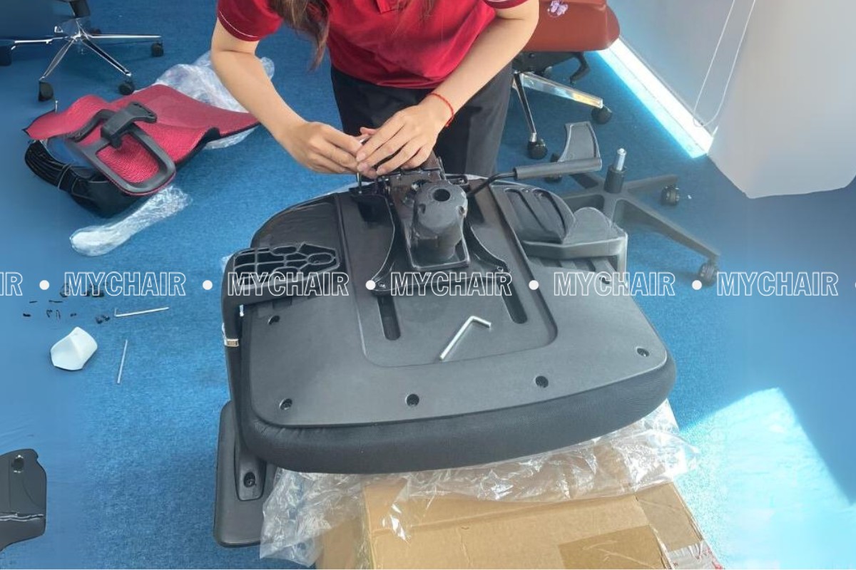 Tách chân ghế cũ ra để thay mới