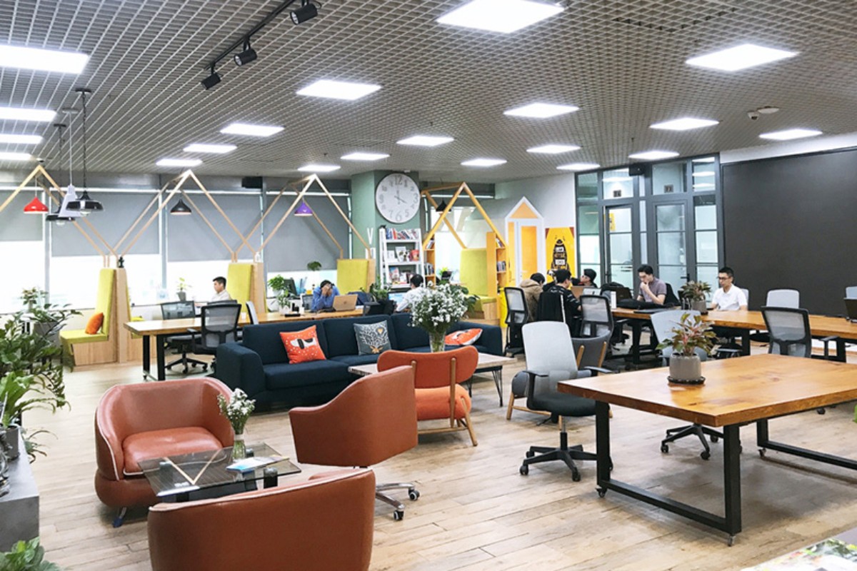 Coworking Space cung cấp bàn ghế làm việc tiện nghi