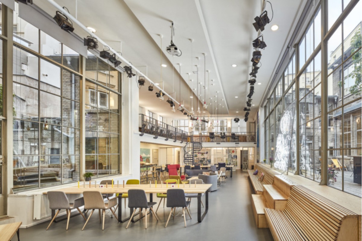Không gian Coworking với vách ngăn kính hiện đại