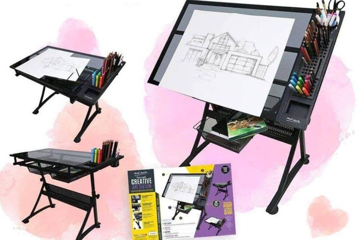 Bàn làm việc cho dân thiết kế với mặt kính cường lực