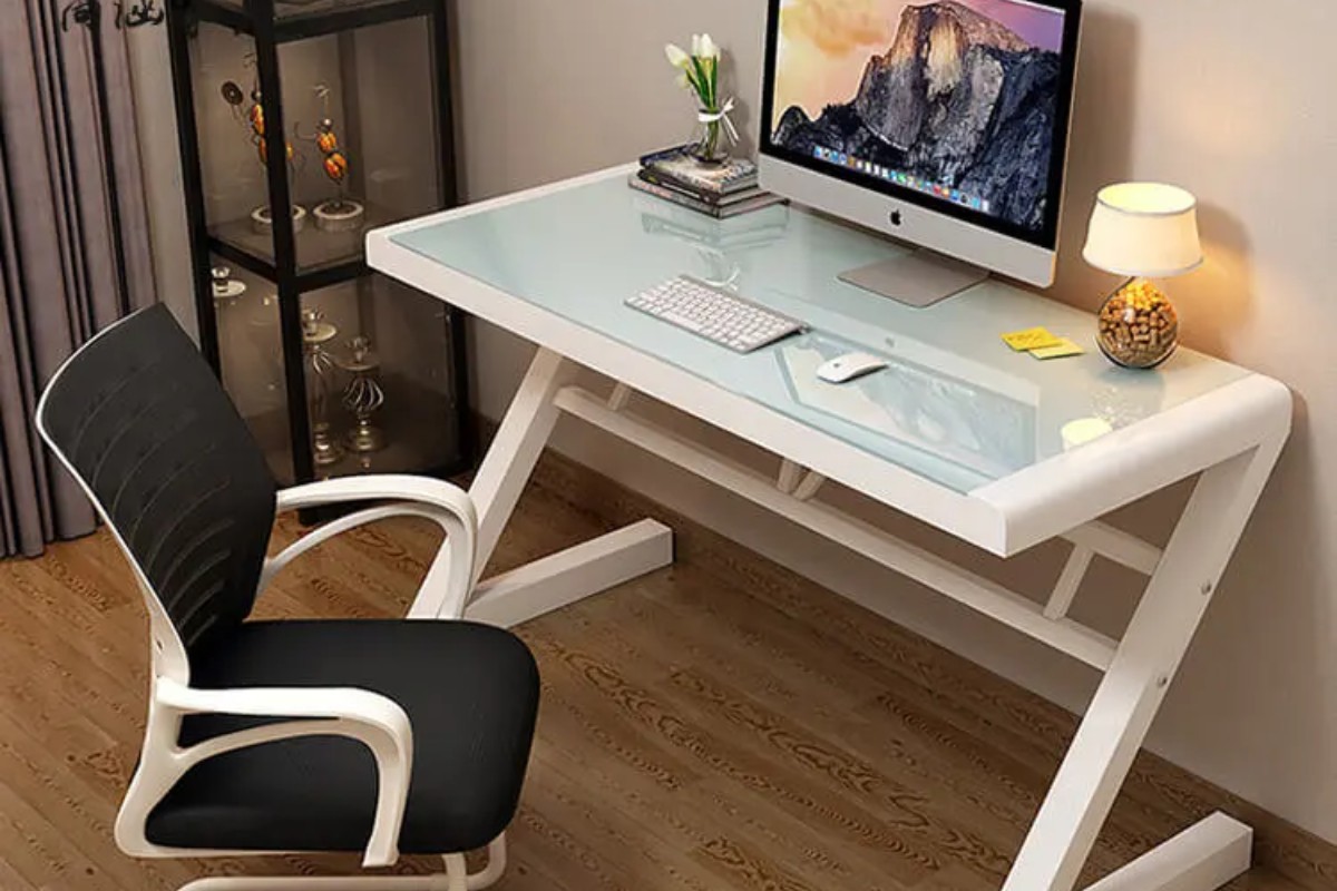 Bàn làm việc đơn giản chữ Z mặt kính