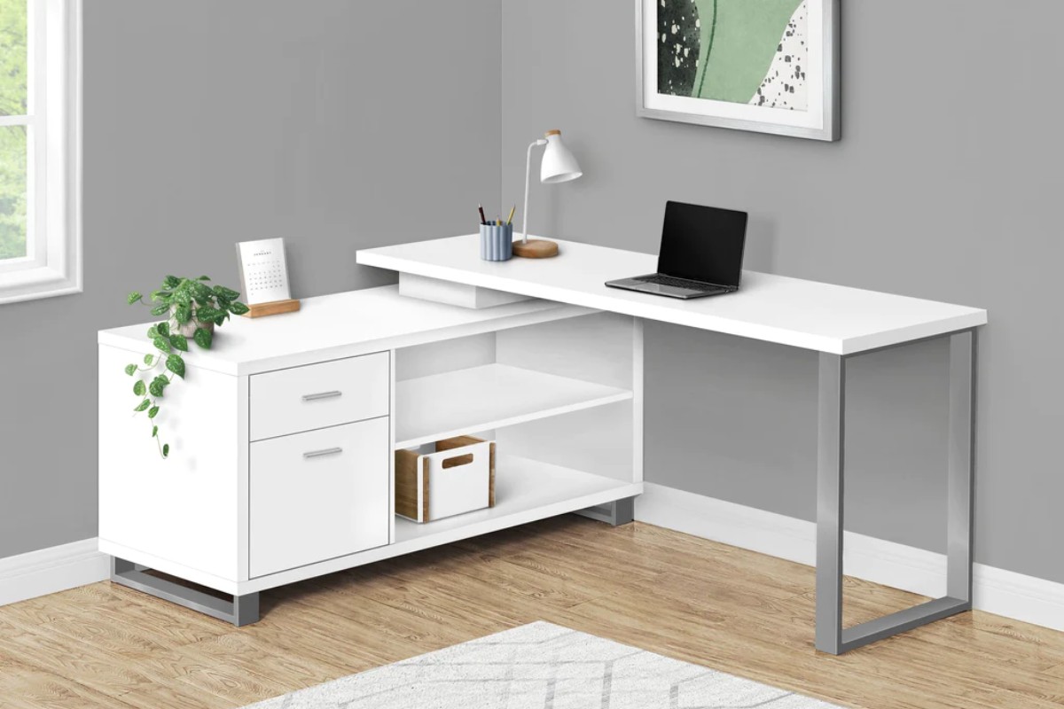 Bàn làm việc màu trắng với hộc tủ đa năng tiện lợi