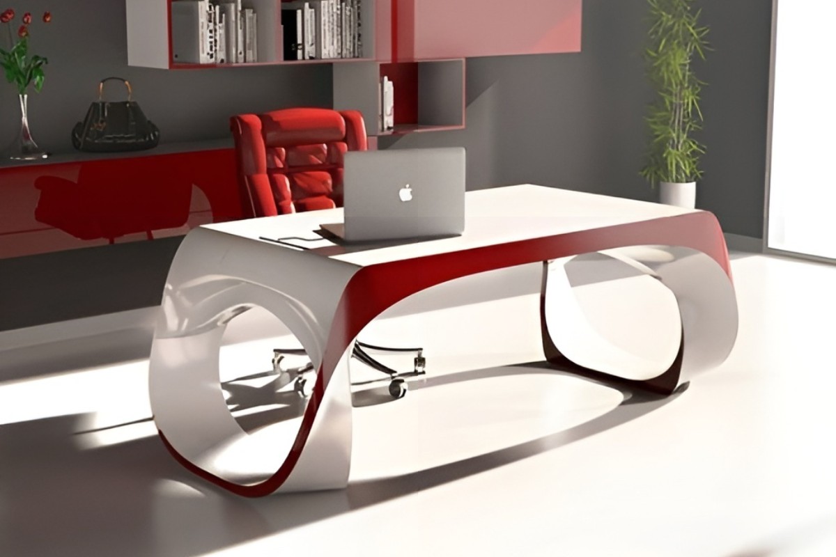 Bàn màu trắng với viền đỏ tiện dụng