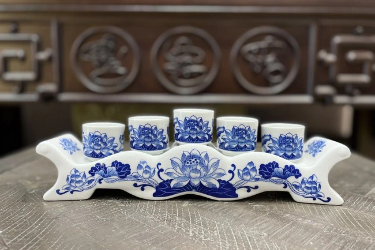Cách đặt khay đựng 5 chén nước trên bàn thờ