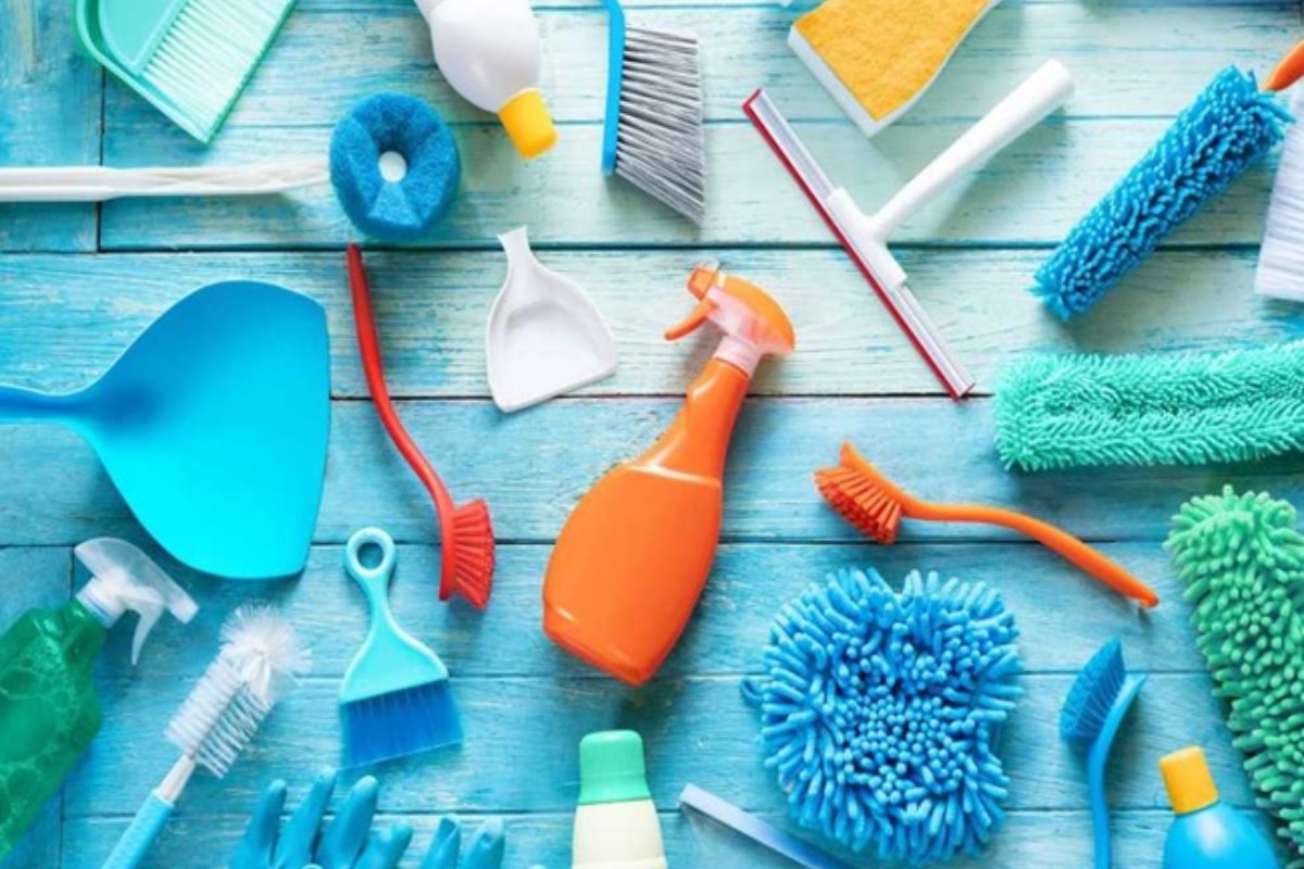 Chuẩn bị dụng cụ vệ sinh bàn làm việc
