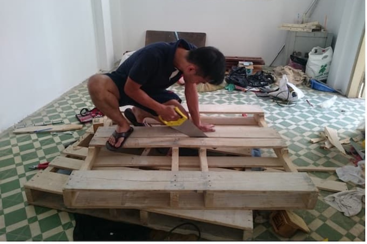 Đo kích thước bàn ghế gỗ pallet và tiến hành cắt
