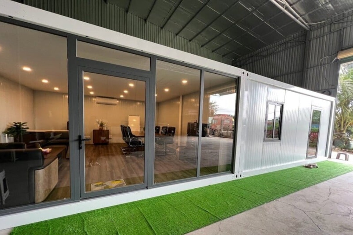 Thiết kế container văn phòng với mái hiên che