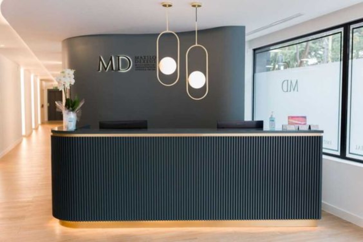 Thiết kế quầy lễ tân với tone màu tối giản