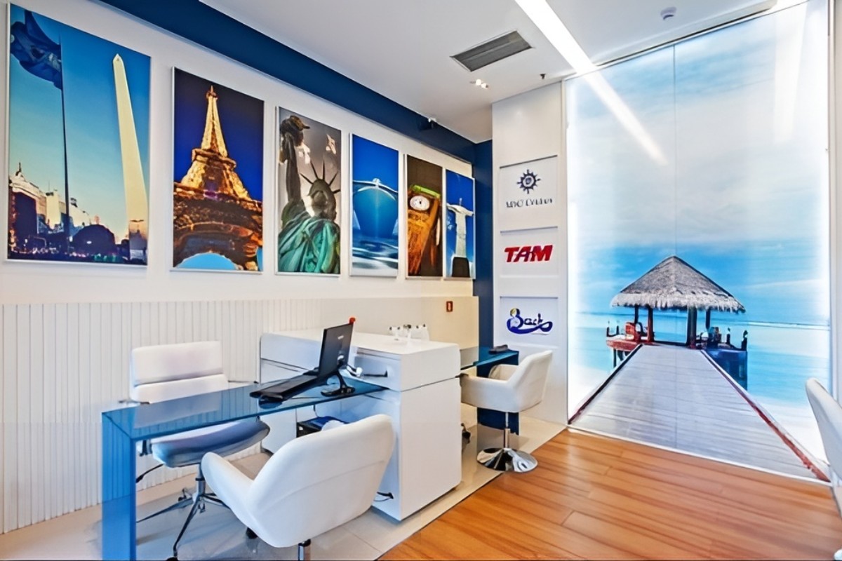 Thiết kế văn phòng du lịch tone màu trắng xanh
