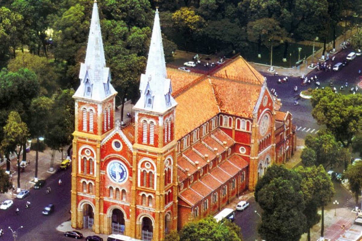 Nhà thờ Đức Bà có kiến trúc gothic