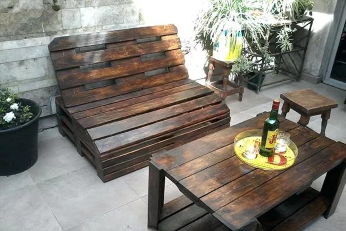 Bộ bàn ghế bằng gỗ pallet với gam màu trầm