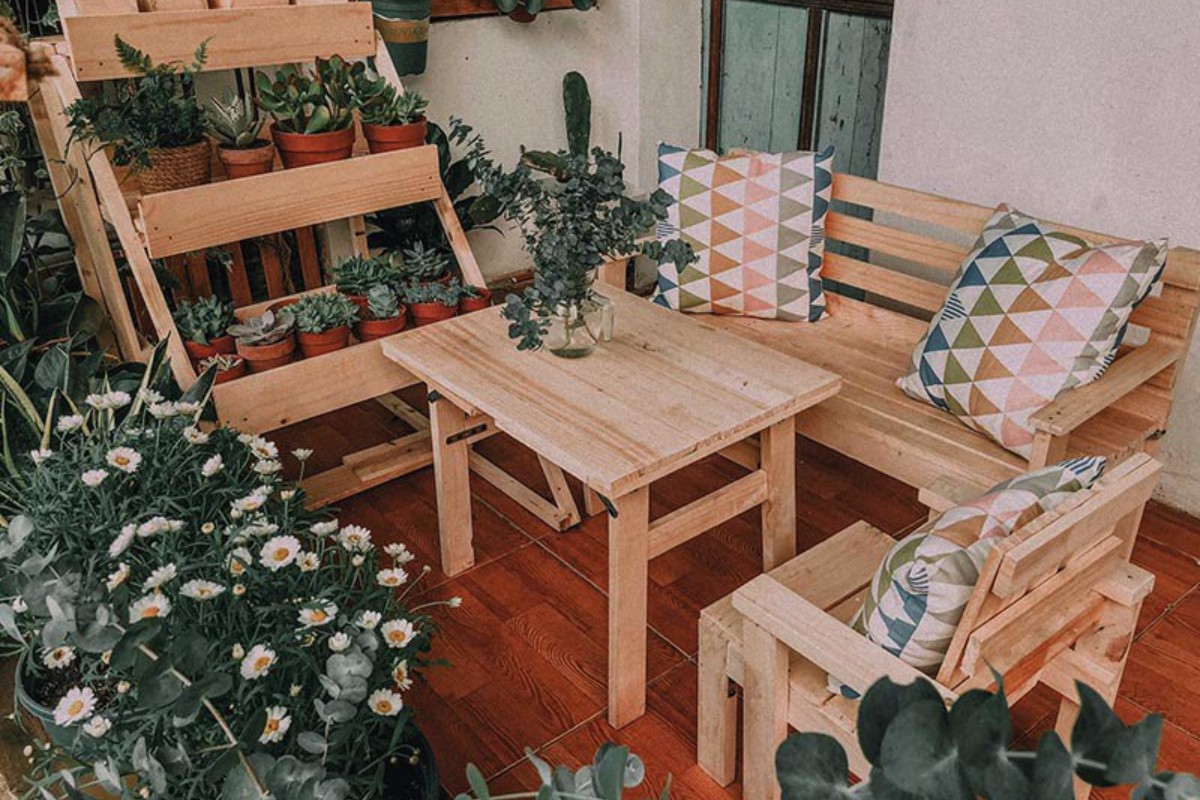 Bộ bàn ghế gỗ pallet với phong cách cổ điển