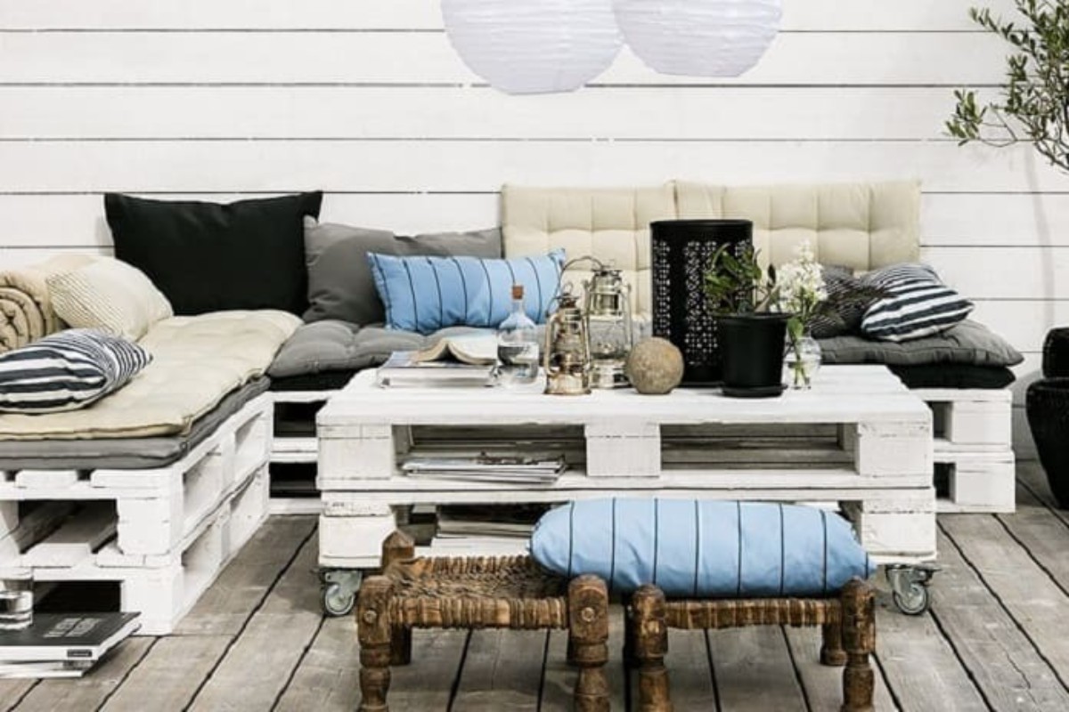 Bàn ghế gỗ pallet có bánh xe dễ di chuyển