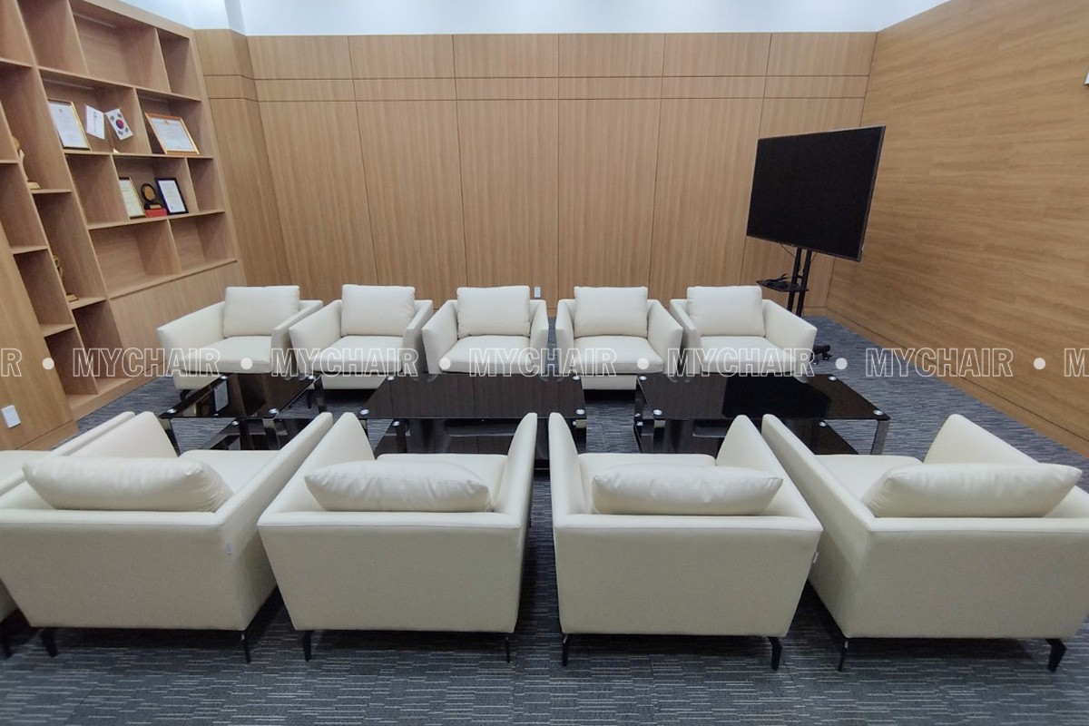 Bàn trà sofa được trang bị trong phòng tiếp khách