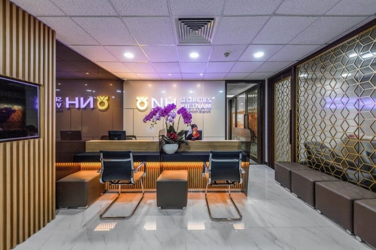 Thiết kế văn phòng giao dịch với hệ thống ánh sáng đẹp mắt