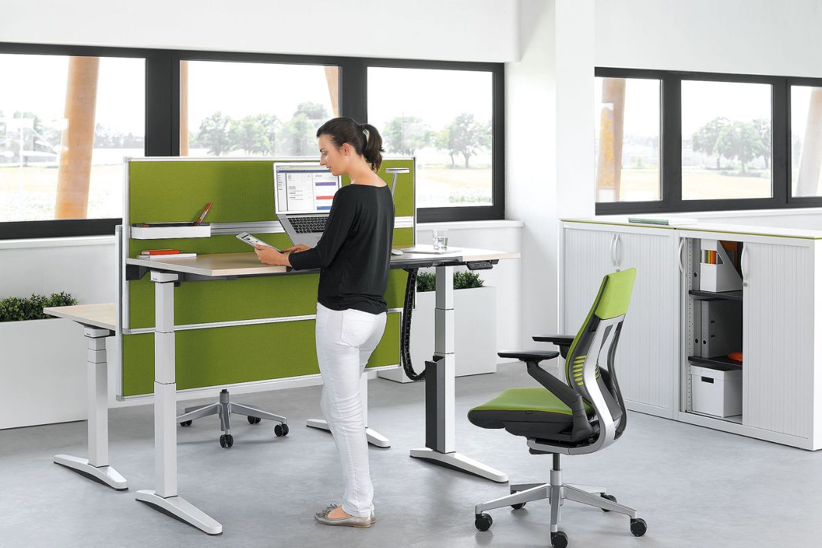 Bàn làm việc đứng là xu hướng bàn làm việc mới