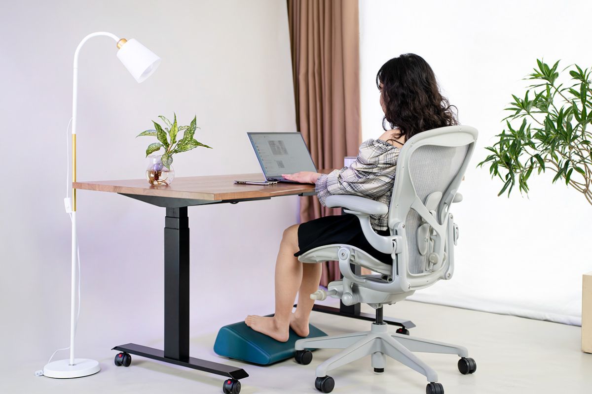 Bàn nâng hạ giúp giảm căng thẳng khi làm việc