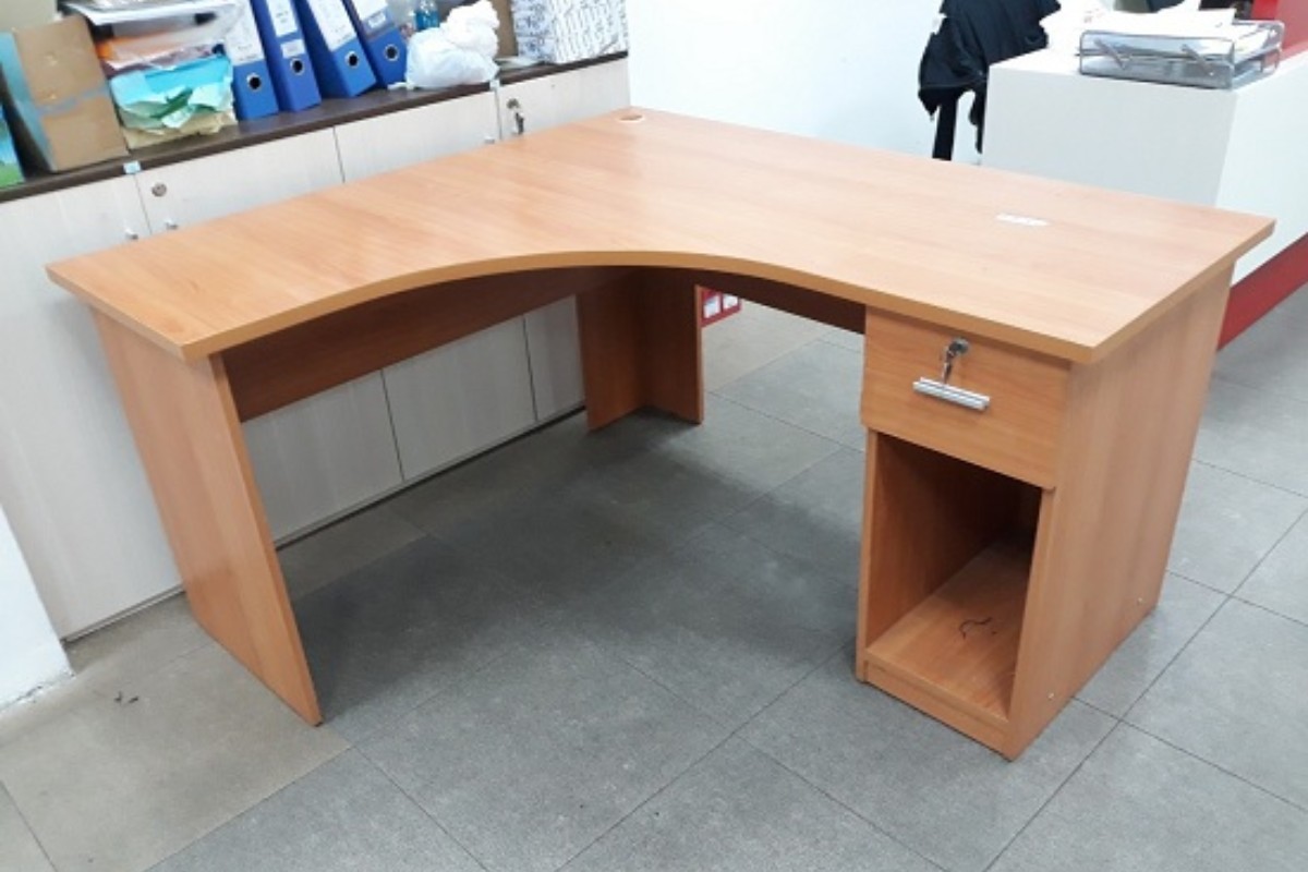 Bàn làm việc cũ được nhiều doanh nghiệp lựa chọn