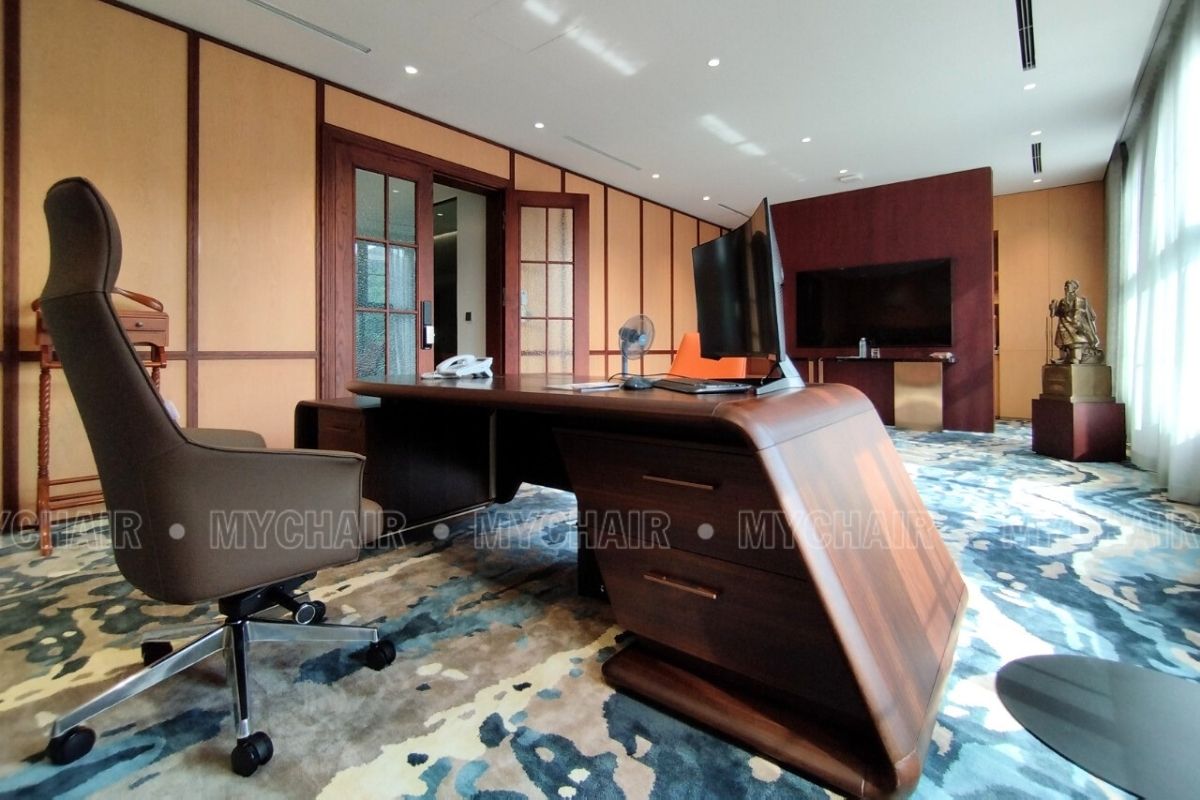 Nên đặt bàn chữ L ở vị trí có thể bao quát không gian
